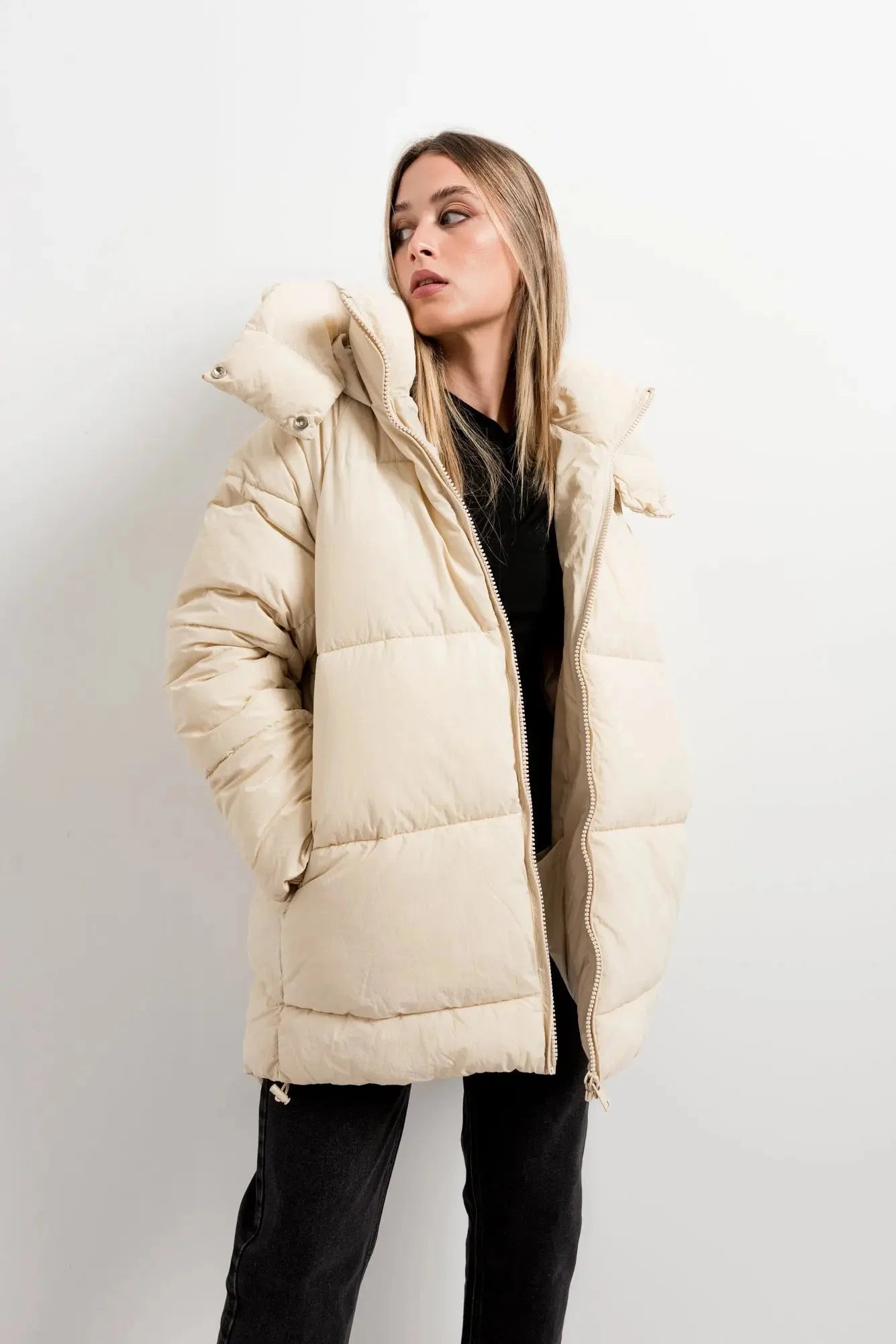 Manteau matelassé oversize beige à capuche et fermeture éclair, style long et chaud