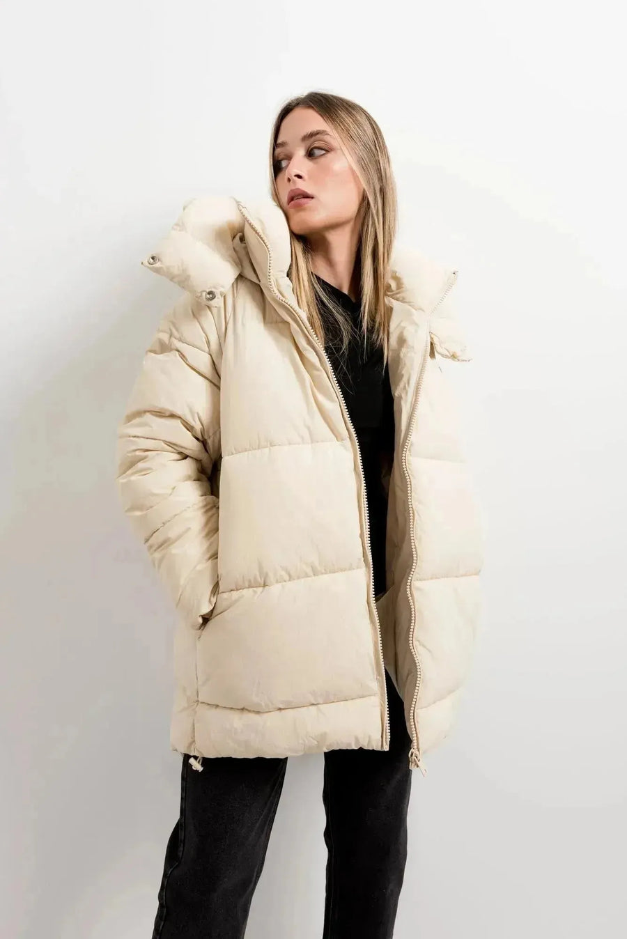 Détail du manteau très chaud femme oversize beige à capuche, mettant en valeur sa coupe moderne et son confort, parfait pour l'hiver.