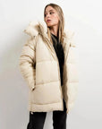 Détail du manteau très chaud femme oversize beige à capuche, mettant en valeur sa coupe moderne et son confort, parfait pour l'hiver.