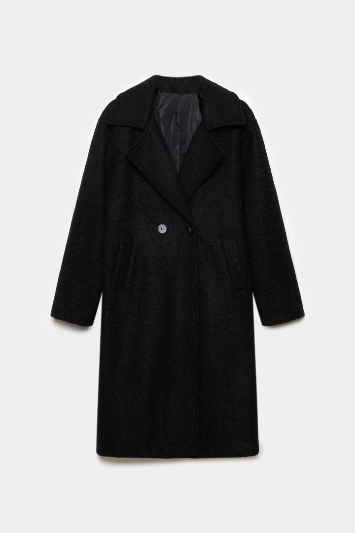 Manteau noir texturé à col tailleur et boutons, présenté à plat de face.
