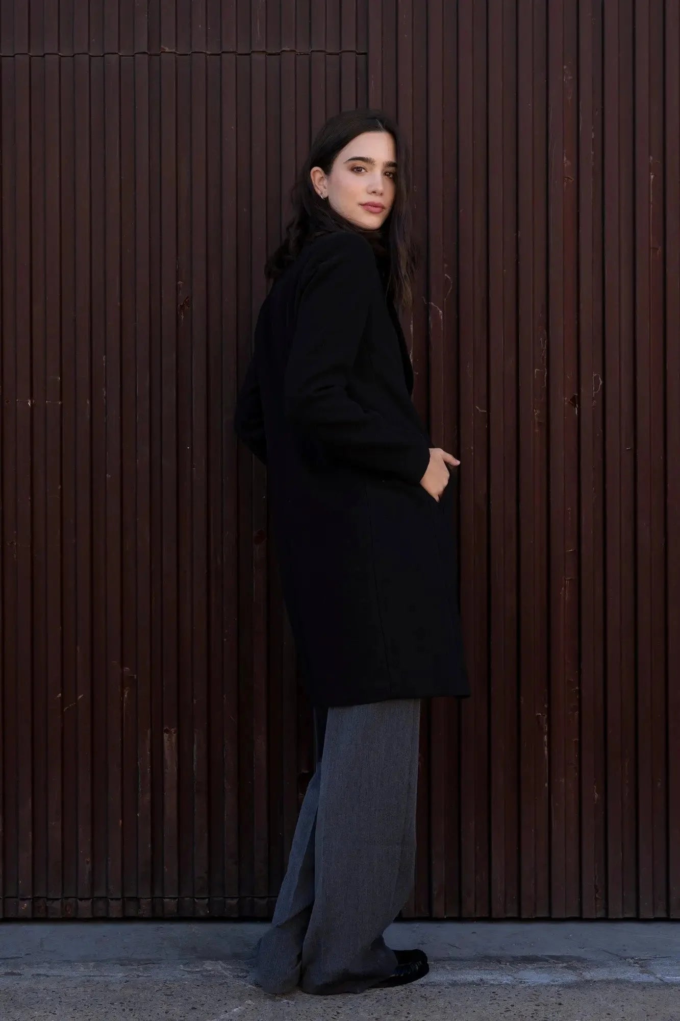 Femme portant un Manteau avec collier de revers, noir avec pantalon gris large