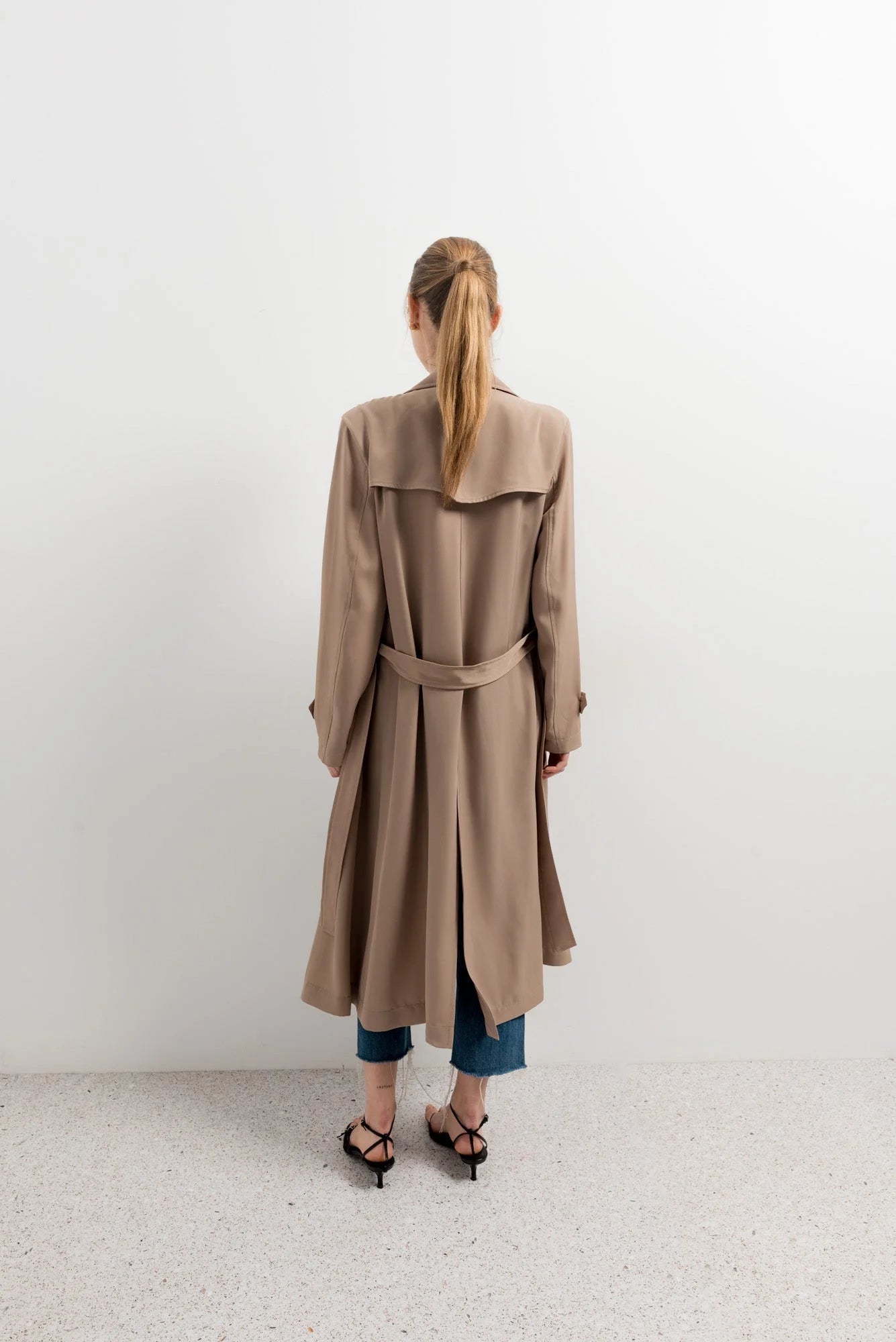 Manteau trench oversize long marron clair avec ceinture, style élégant et tendance