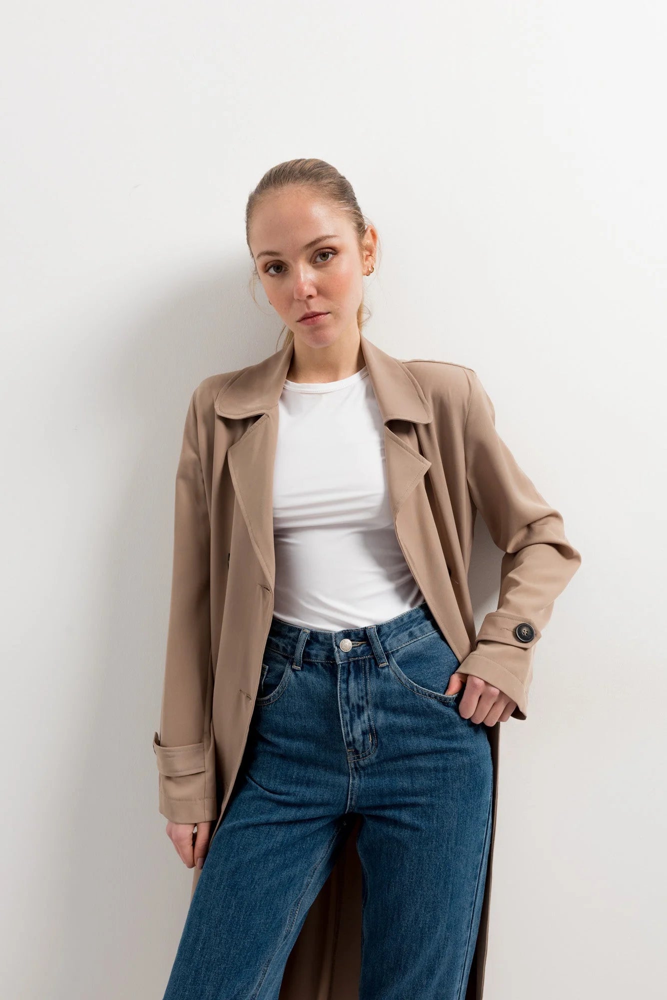 Femme portant un manteau trench oversize marron clair, trench oversize élégant
