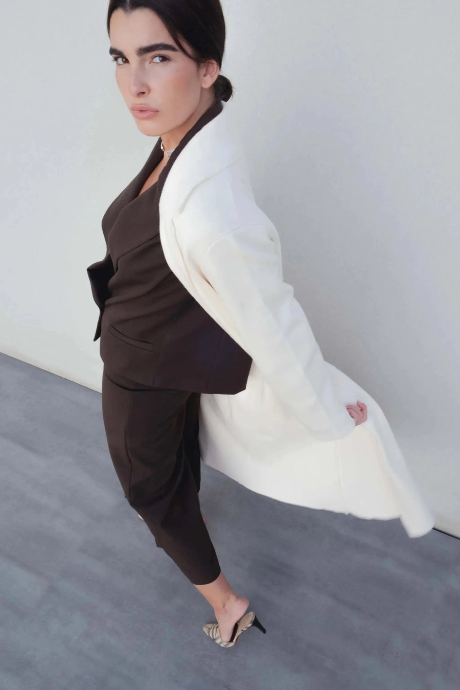 Manteau oversize en drap de laine vue de profil