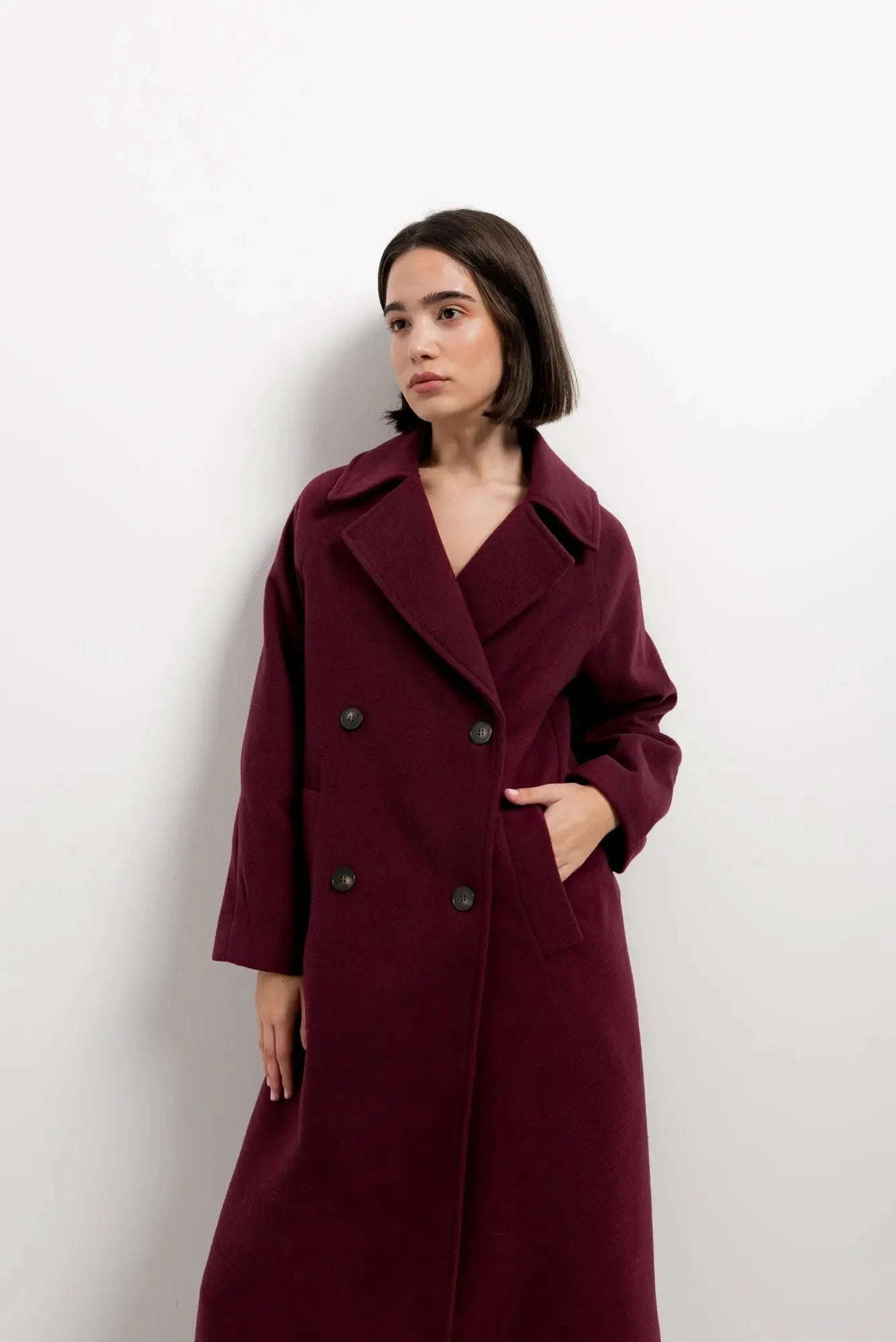 Manteau long à double poitrine en maroon avec double boutonnage et larges revers