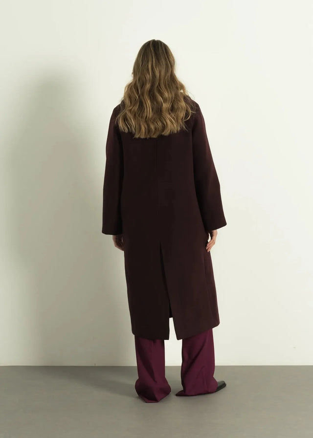 Manteaux longs à double boutonnage pour femme, bordeaux vu de dos, style classique et intemporel pour l'hiver, manteau long femme hiver.