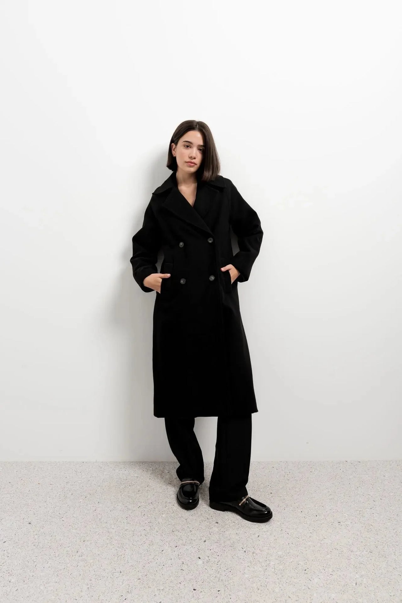Manteaux longs à double boutonnage pour femme, noir avec poches pratiques, idéal pour le confort en hiver, manteau long femme hiver.