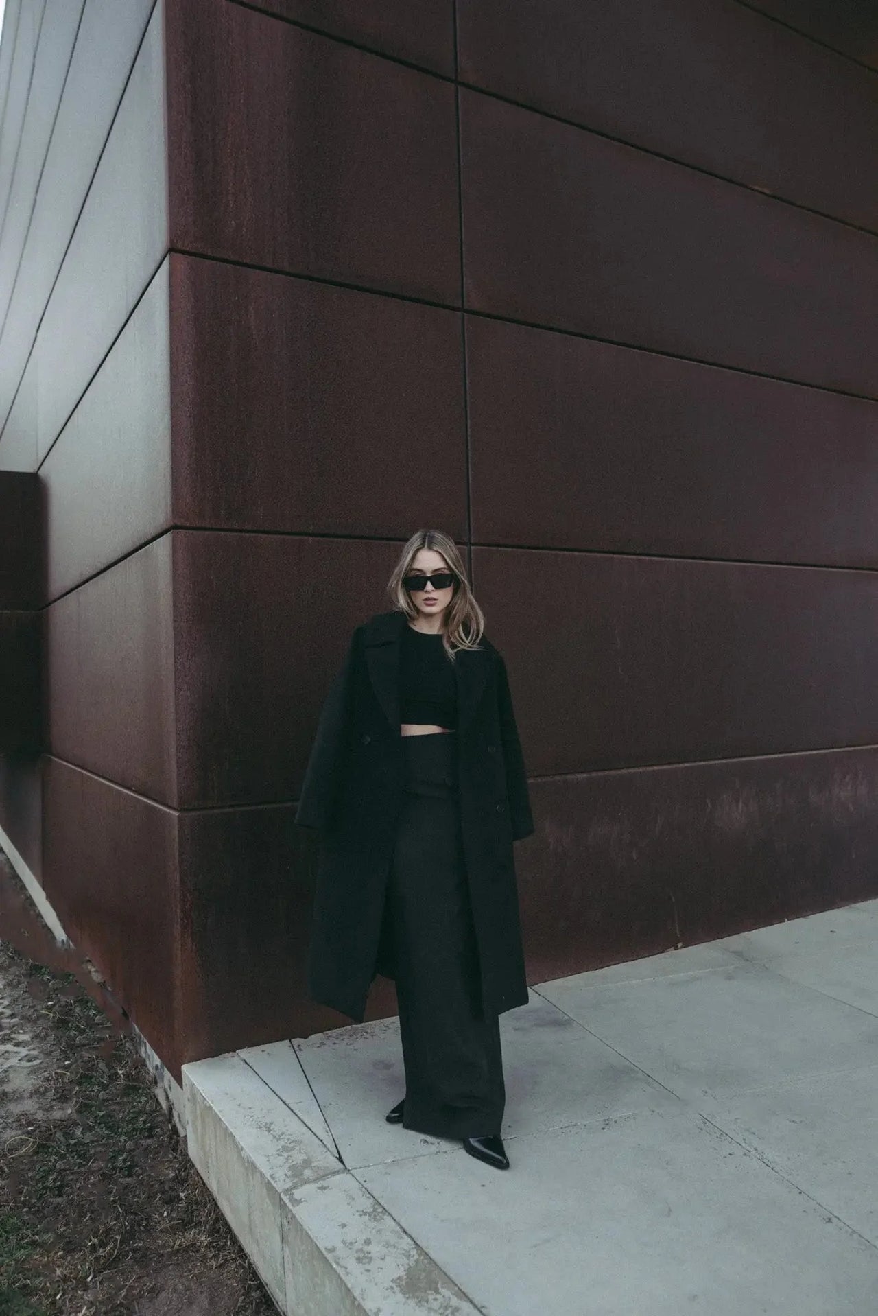 Manteaux longs à double boutonnage pour femme, noir sophistiqué en extérieur, parfait pour un look d'hiver chic, manteau long femme hiver.