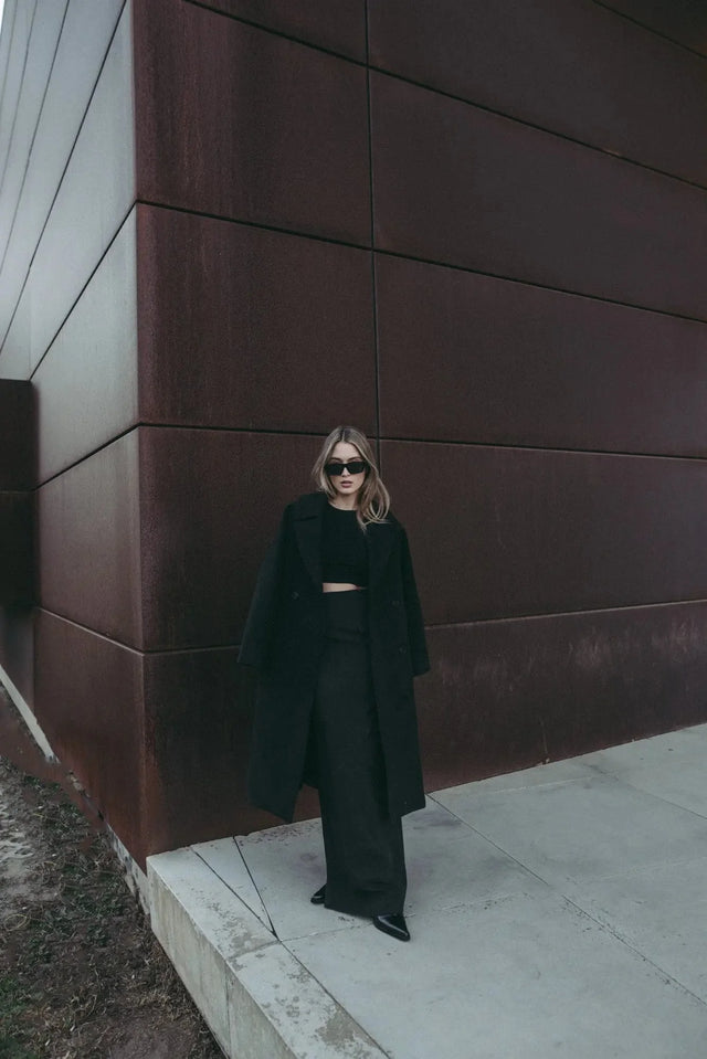 Manteaux longs à double boutonnage pour femme, noir sophistiqué en extérieur, parfait pour un look d'hiver chic, manteau long femme hiver.