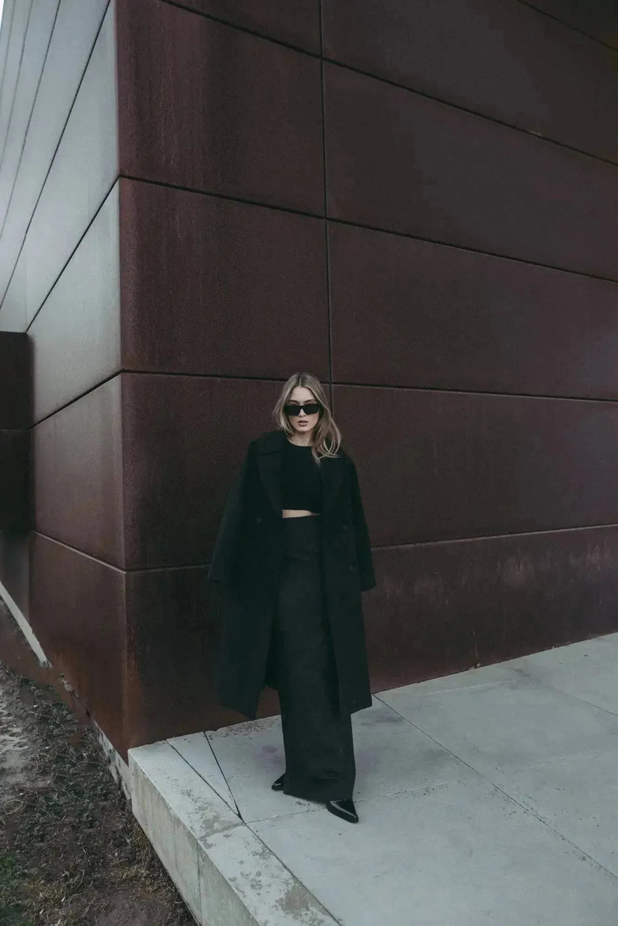 Manteaux longs à double boutonnage pour femme, noir sophistiqué en extérieur, parfait pour un look d'hiver chic, manteau long femme hiver.