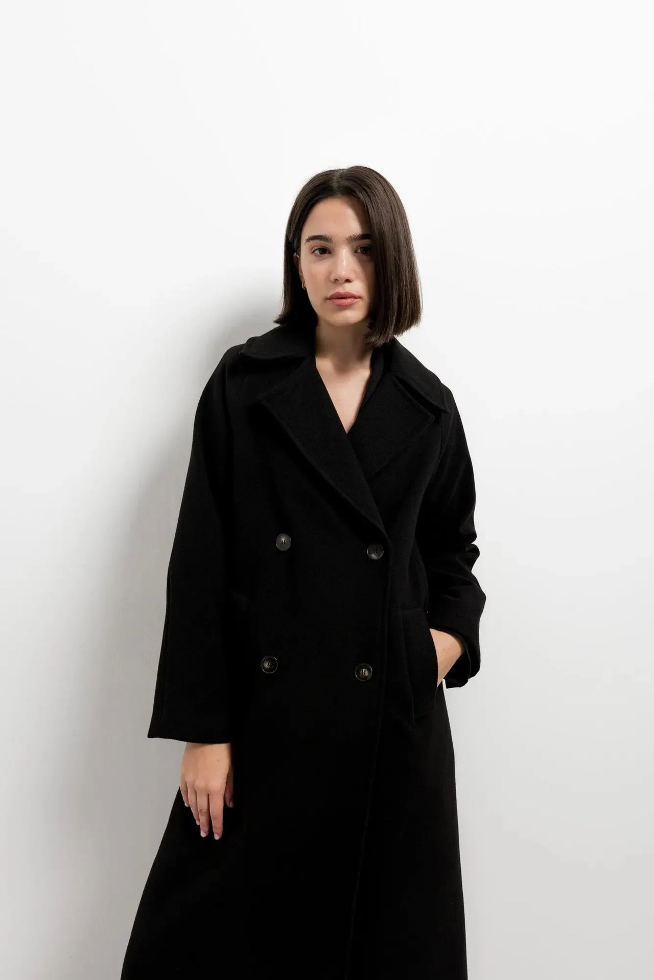 Manteaux longs à double boutonnage pour femme, version noire avec style, parfait pour les sorties hivernales, manteau long femme hiver.