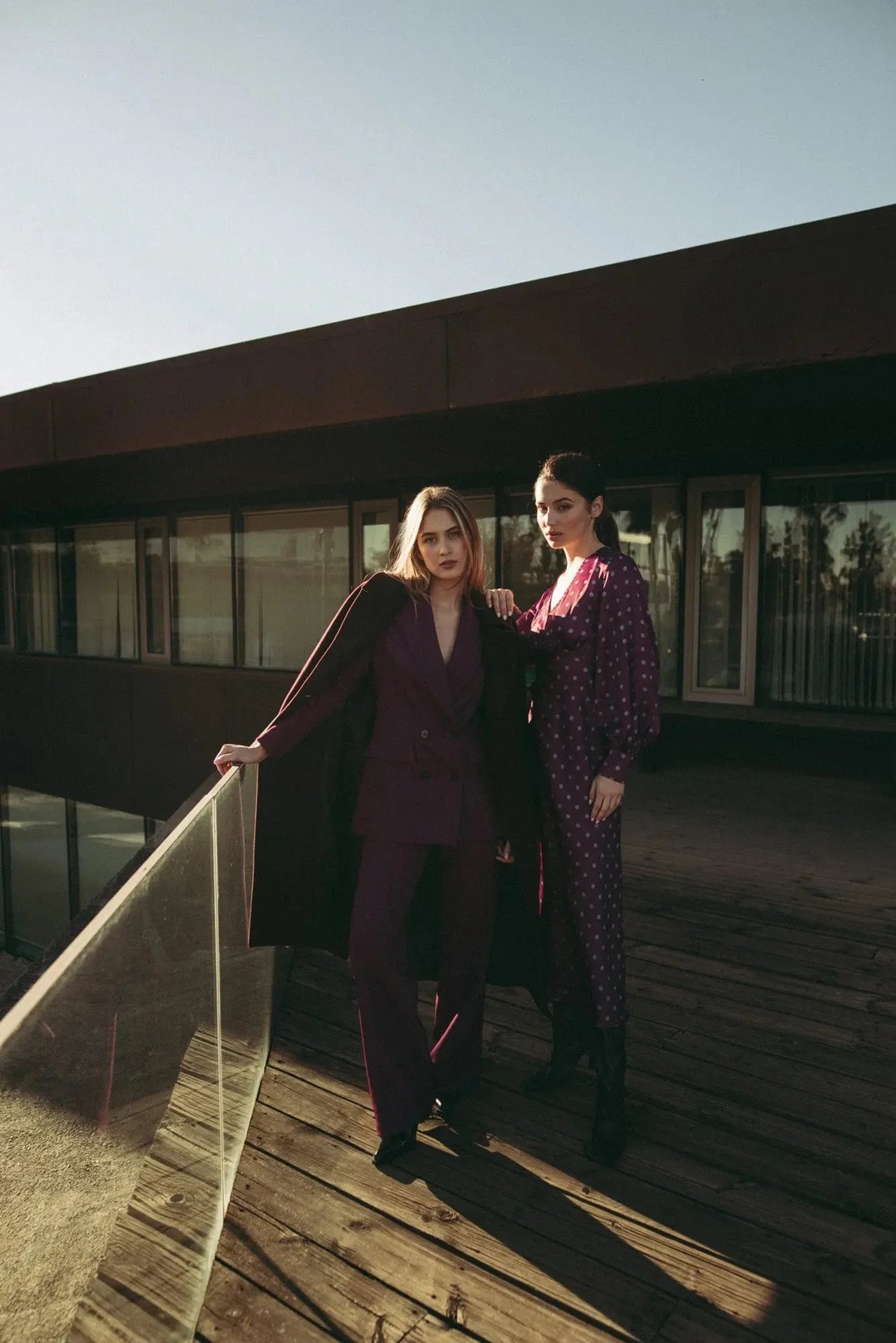 Manteaux longs à double boutonnage pour femme, bordeaux en duo avec une autre tenue élégante, manteau long femme hiver.