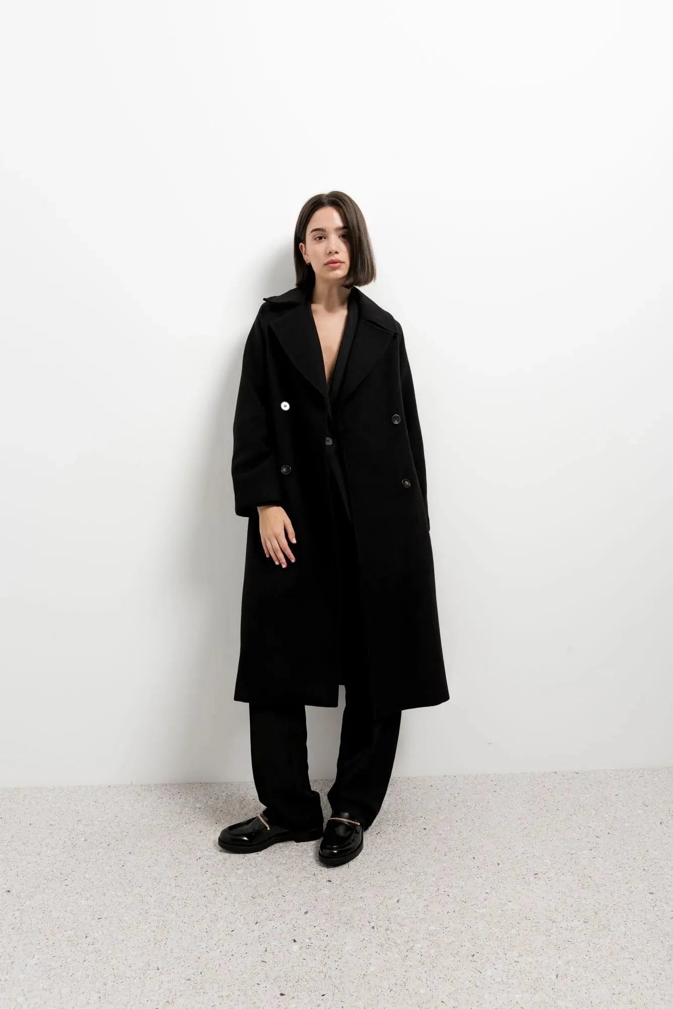 Manteau long à double poitrine à double boutonnage avec large revers et boutons argentés