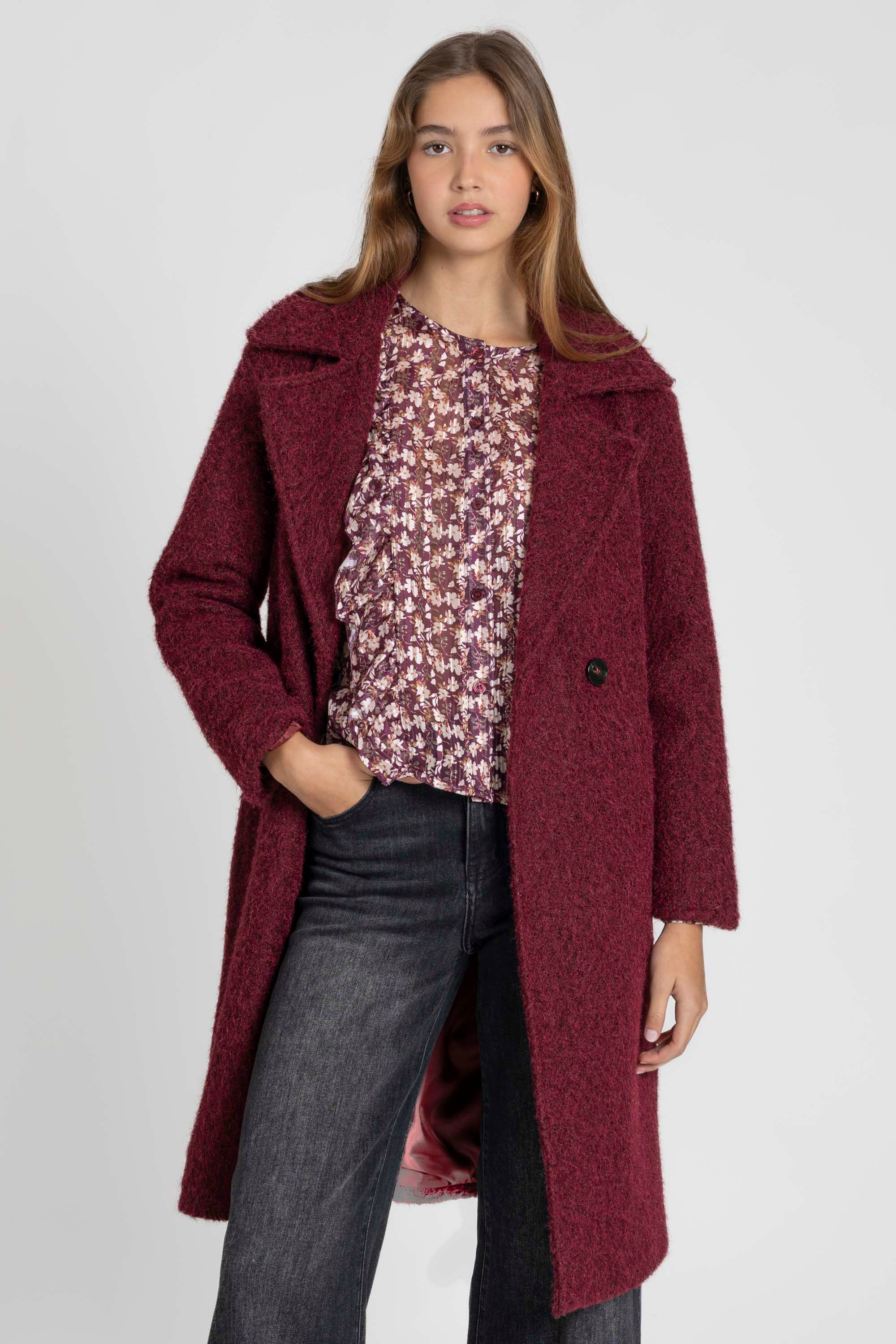 Manteau long femme effet fourrure synthétique bordeaux porté par une modèle, idéale pour l’hiver.