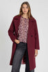 Manteau long femme effet fourrure synthétique bordeaux porté par une modèle, idéale pour l’hiver.