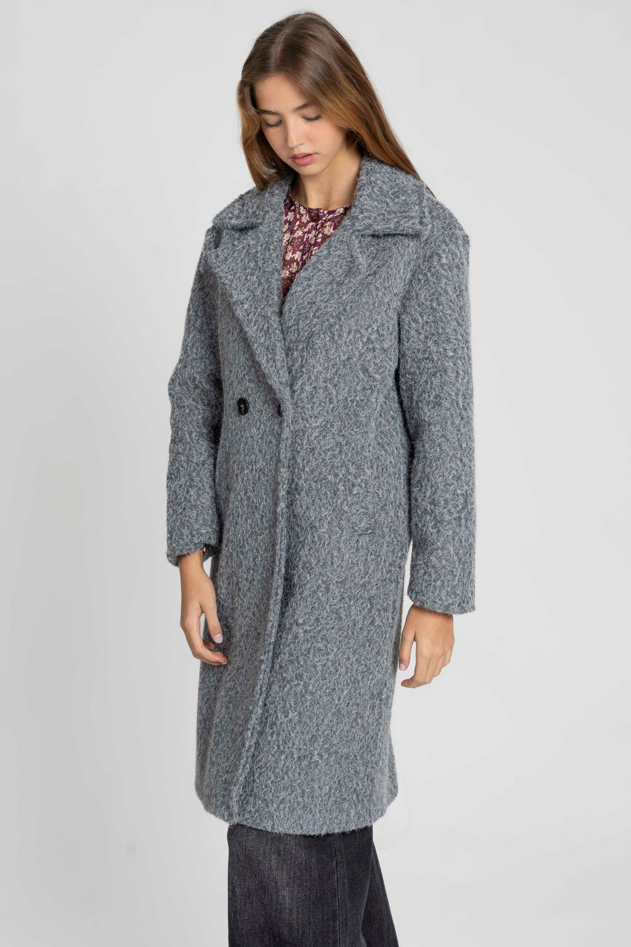 Manteau long femme effet fourrure synthétique gris porté par un modèle, offrant confort et style.