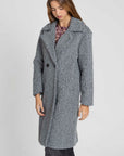 Manteau long femme effet fourrure synthétique gris porté par un modèle, offrant confort et style.