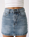 Mini jupe en denim gros plan taille bouton et zip