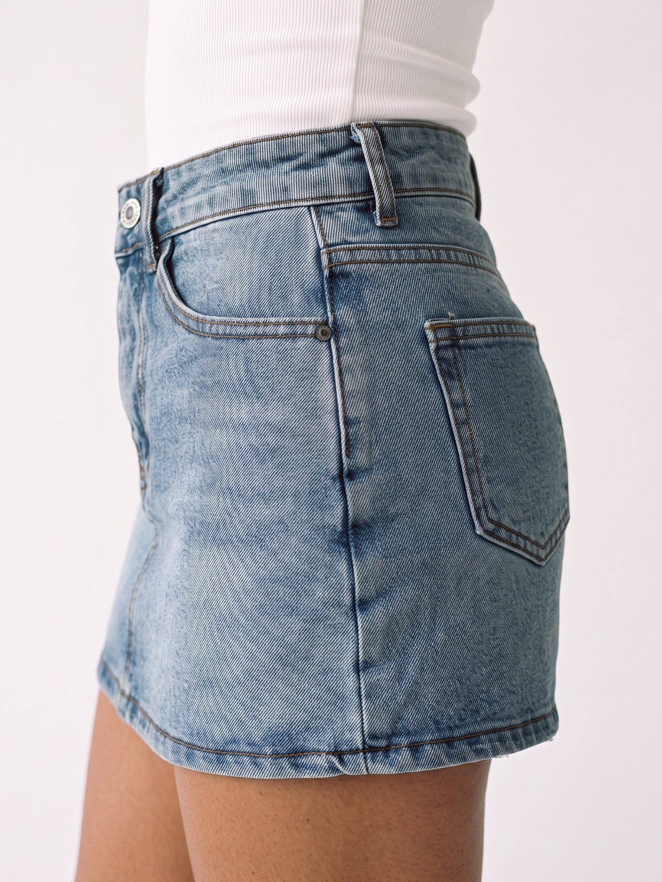 Mini jupe en denim détail côté et poche dos