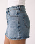 Mini jupe en denim détail côté et poche dos
