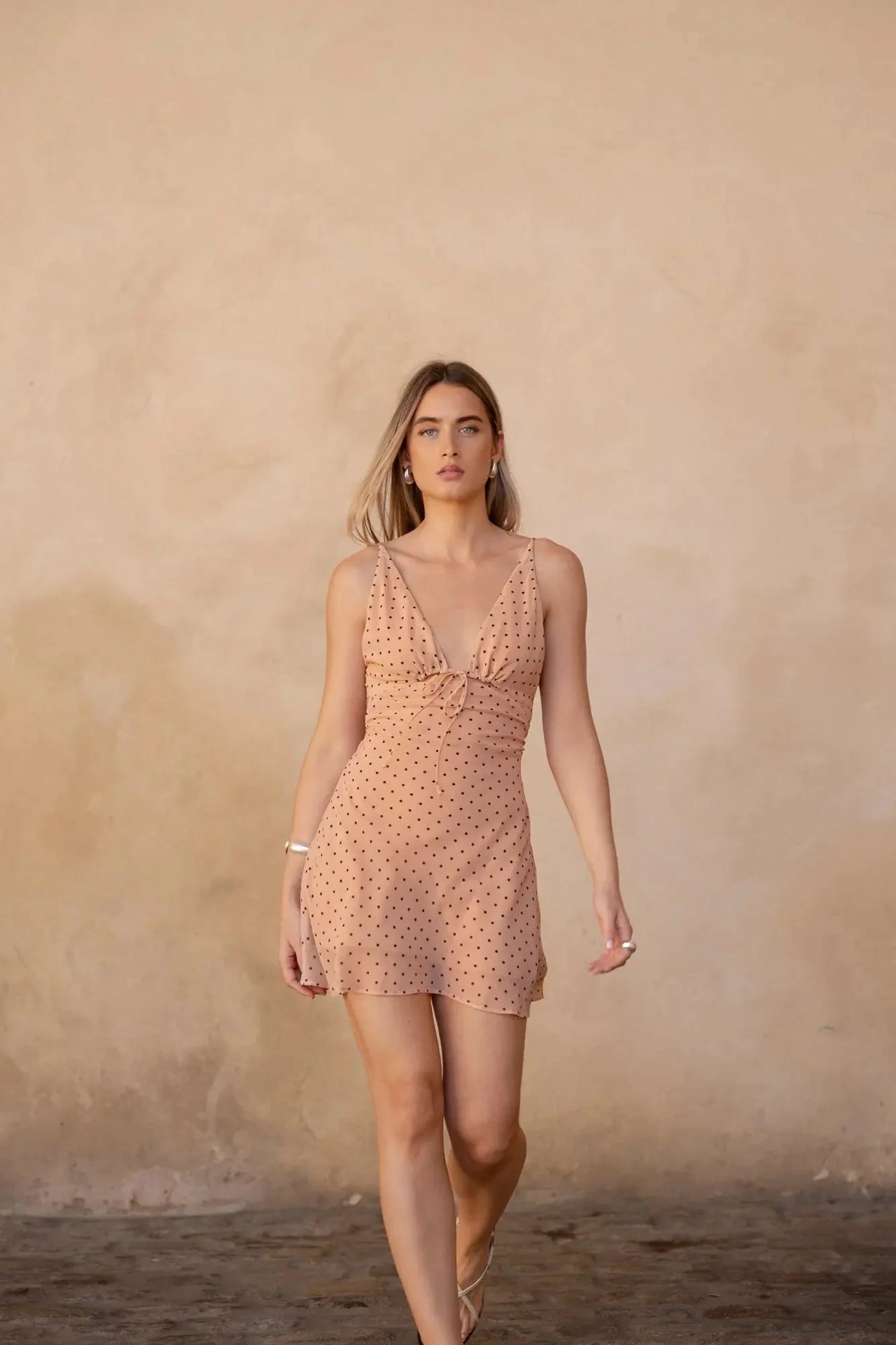 Mini-robe imprimée d’été légère avec décolleté plongeant et pois marron clair