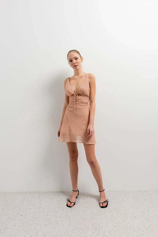 Mini-robe imprimée légère avec décolleté plongeant et nœud à l’avant, parfait pour l’été