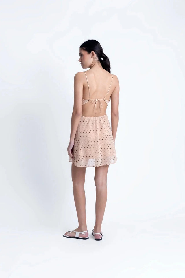 Mini-robe imprimée légère d’été avec décolleté plongeant, dos nu et détails de nouage