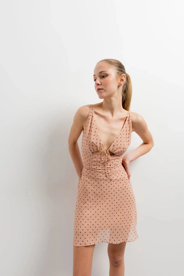 Mini-robe imprimée légère avec décolleté plongeant et bretelles spaghetti ajustables