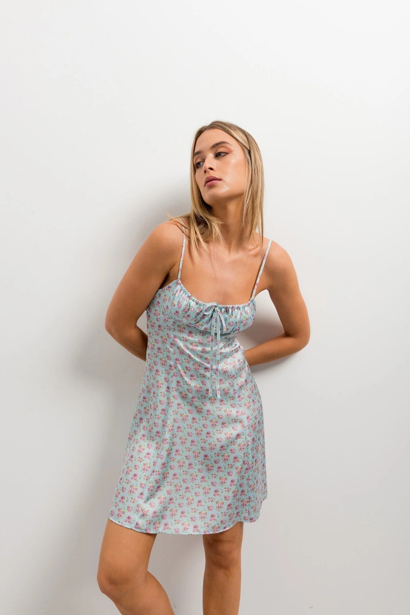 Robe satin bleu pastel courte à fleurs avec bretelles fines et tissu bleu pastel élégant