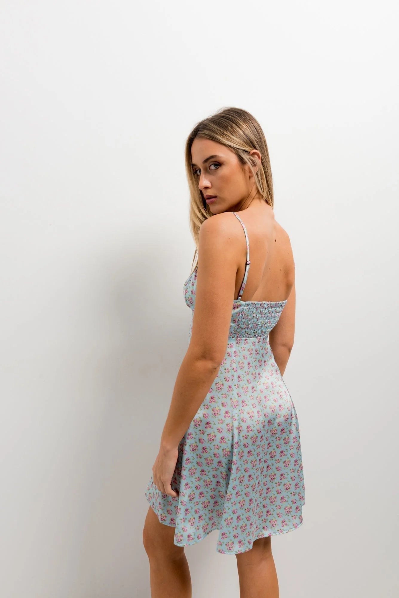 Robe satin bleu pastel courte à fleurs avec bretelles fines et design élégant