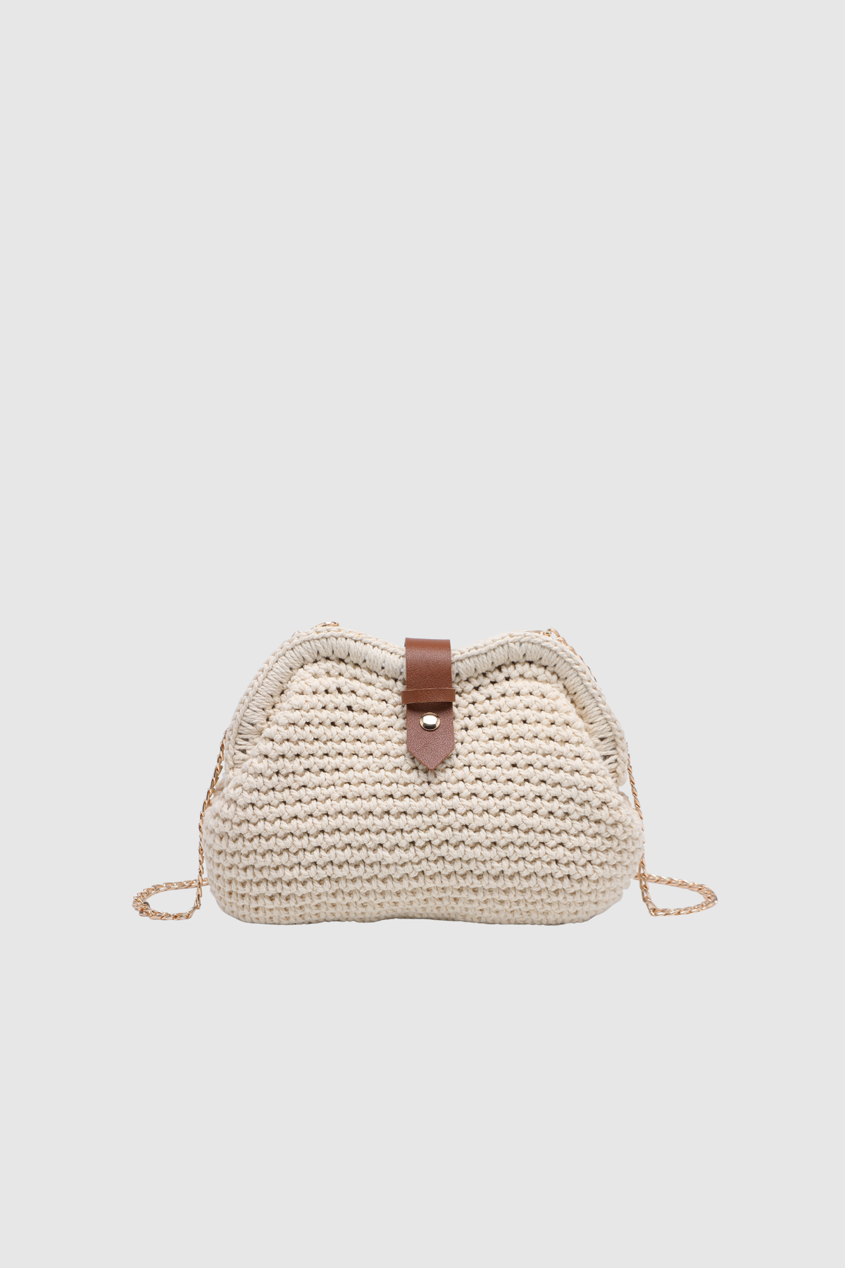 Mini sac en crochet écru vu de face, avec patte camel et chaîne dorée