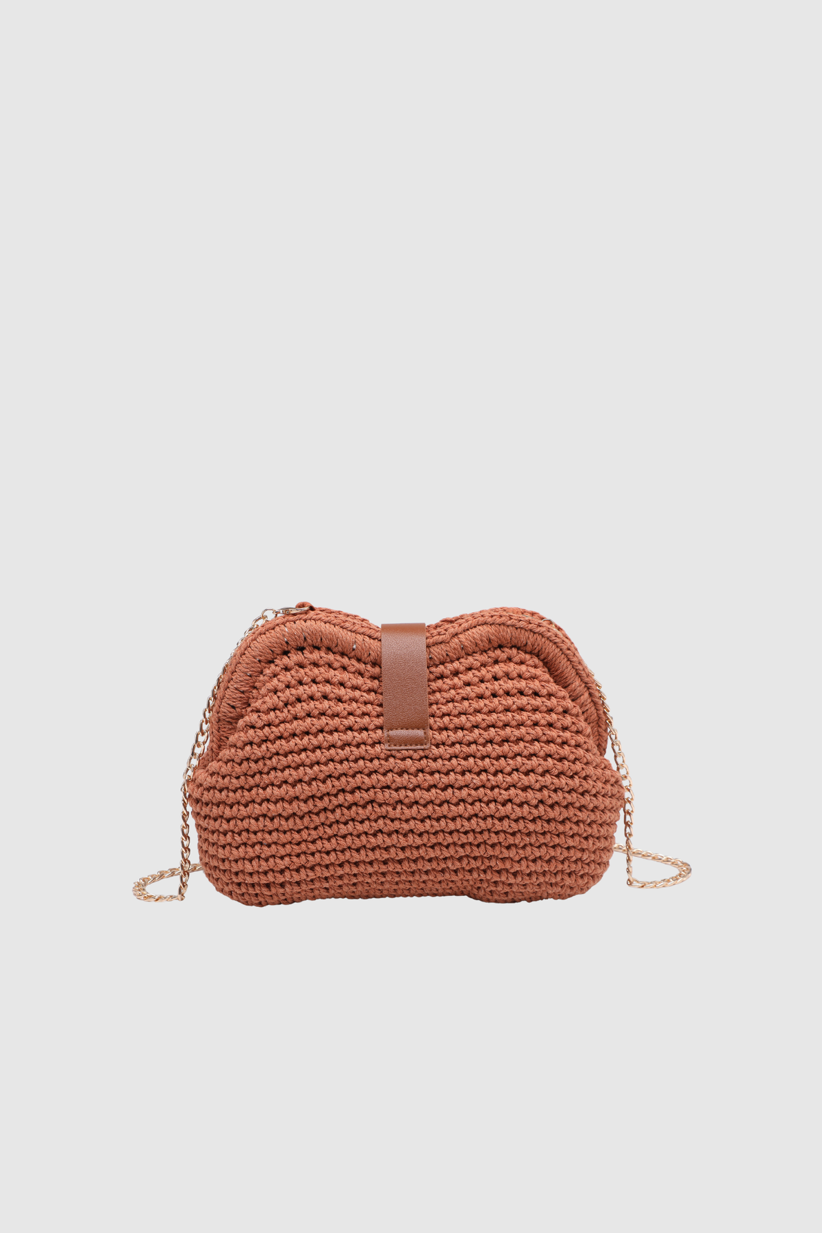Dos du mini sac en crochet terracotta, avec patte camel et chaîne dorée