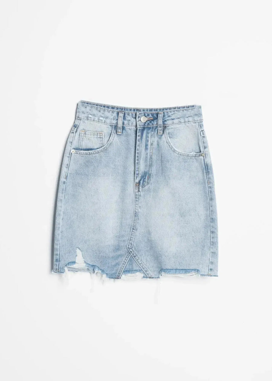 Mini jupe en jean délavé posée sur fond blanc, élégante et à la mode, idéale pour compléter toute tenue.
