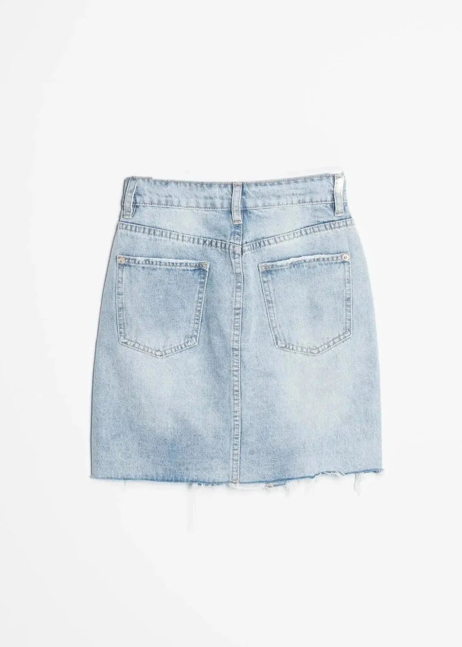 Arrière d'une mini jupe en jean délavé sur fond blanc, soulignant son design tendance et sa facilité d'entretien.