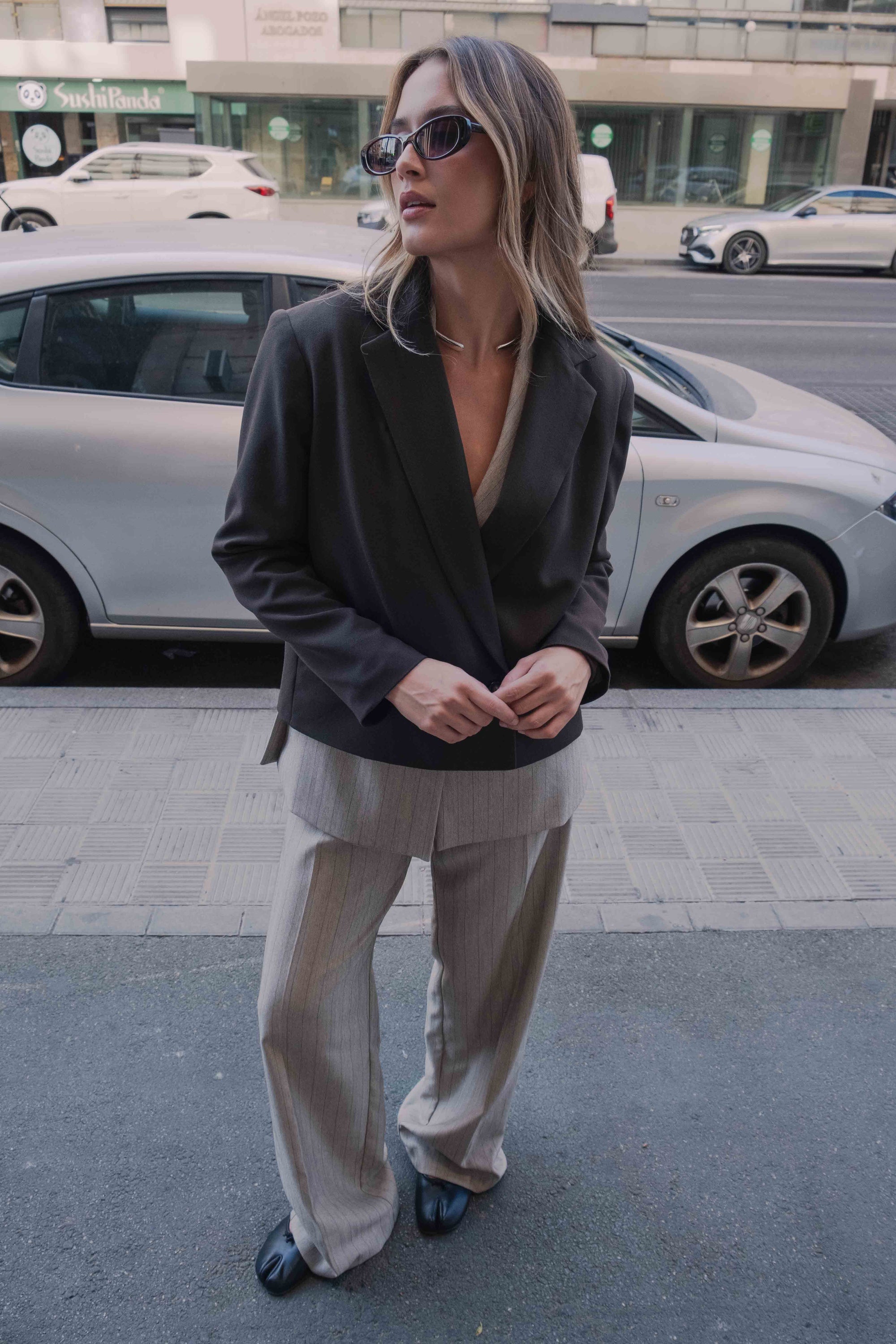 Pantalon large rayé beige taupe porté avec blazer en ville