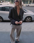 Pantalon large rayé beige taupe porté avec blazer en ville