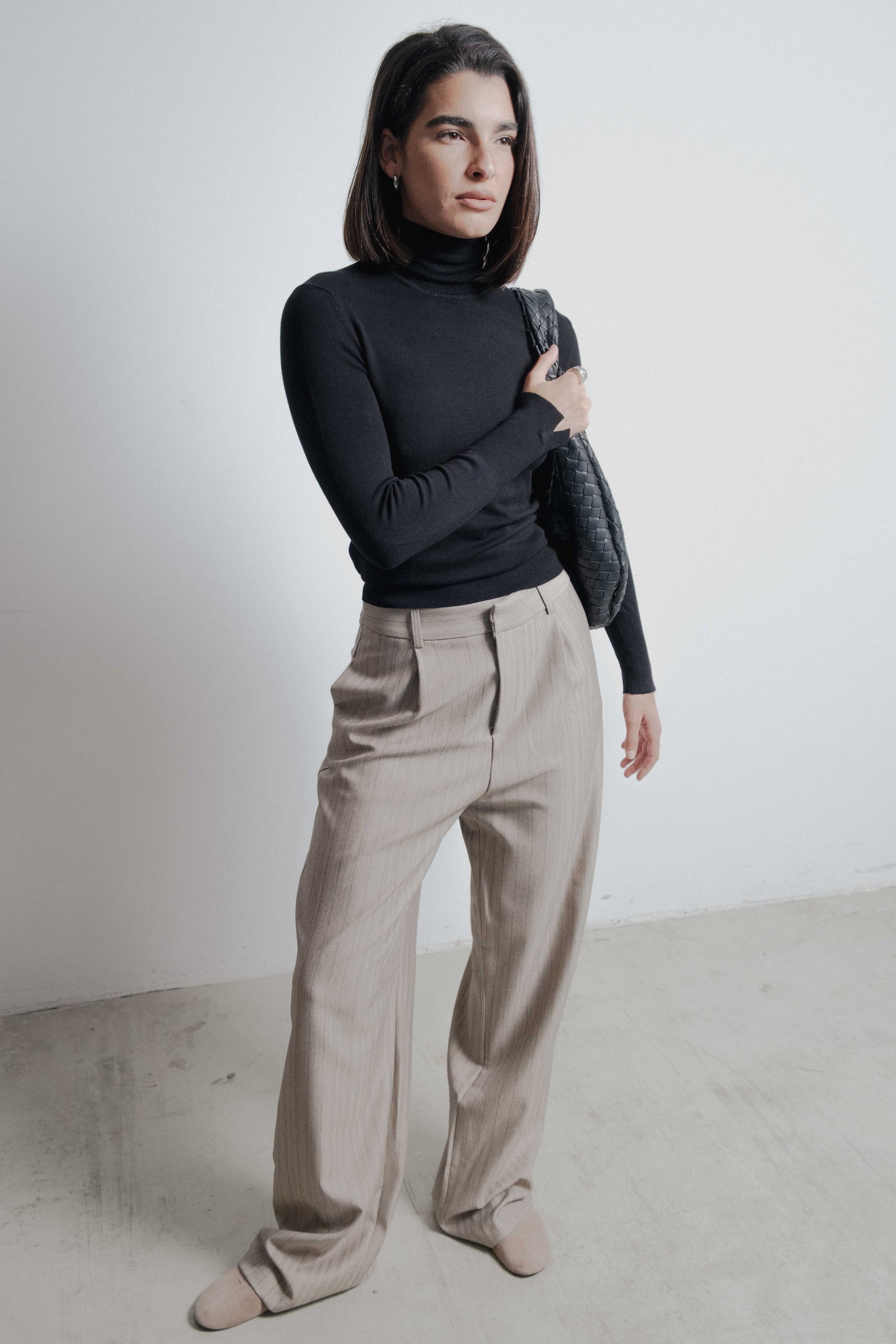 Pantalon large rayé beige taupe porté vue 3 4