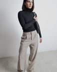 Pantalon large rayé beige taupe porté vue 3 4