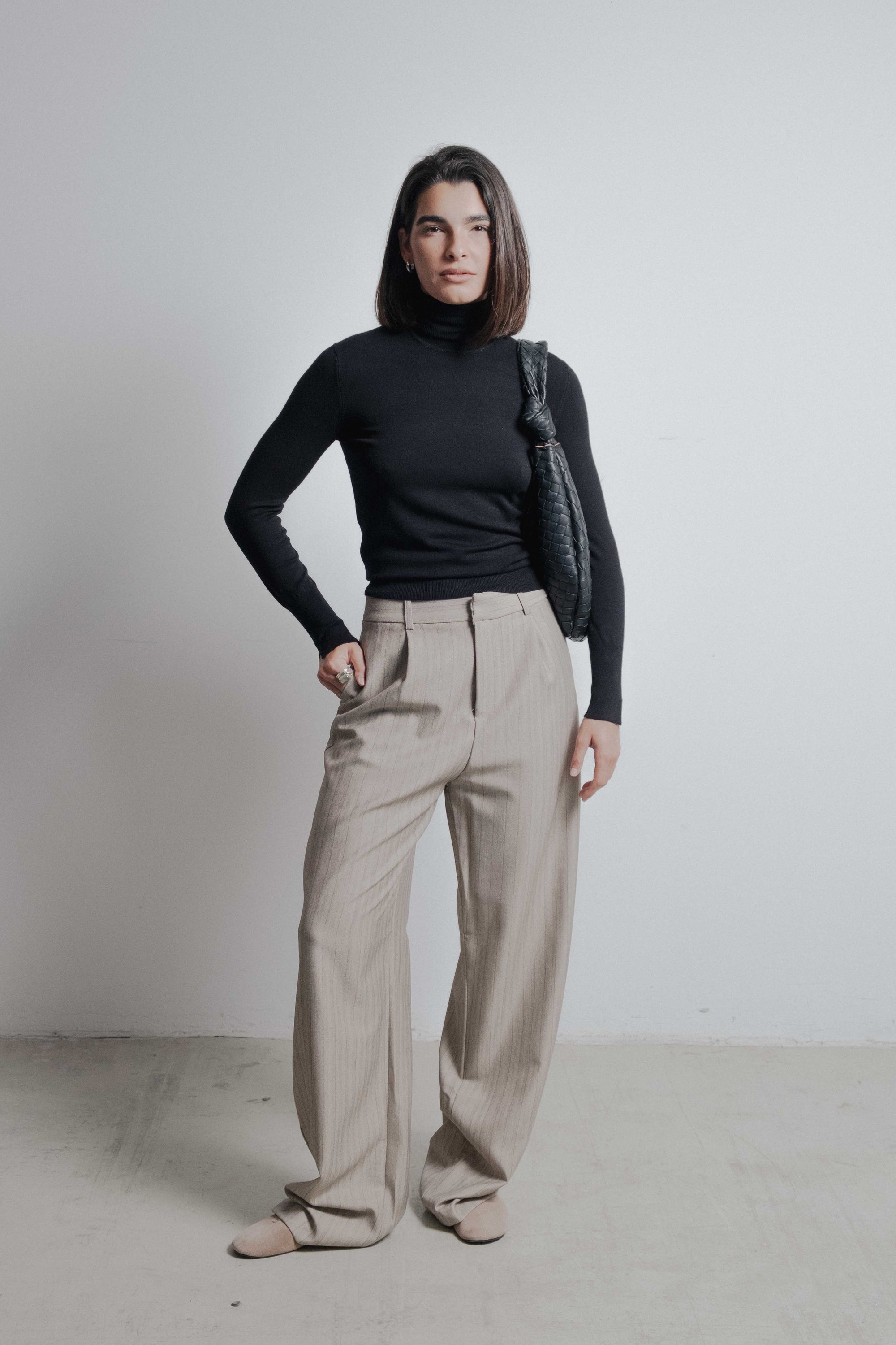 Pantalon à pinces rayé beige taupe vue de face