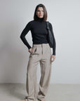 Pantalon à pinces rayé beige taupe vue de face