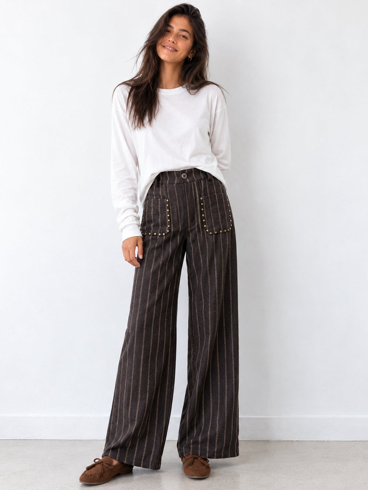Pantalon large rayé marron vue de face avec poches rivetées