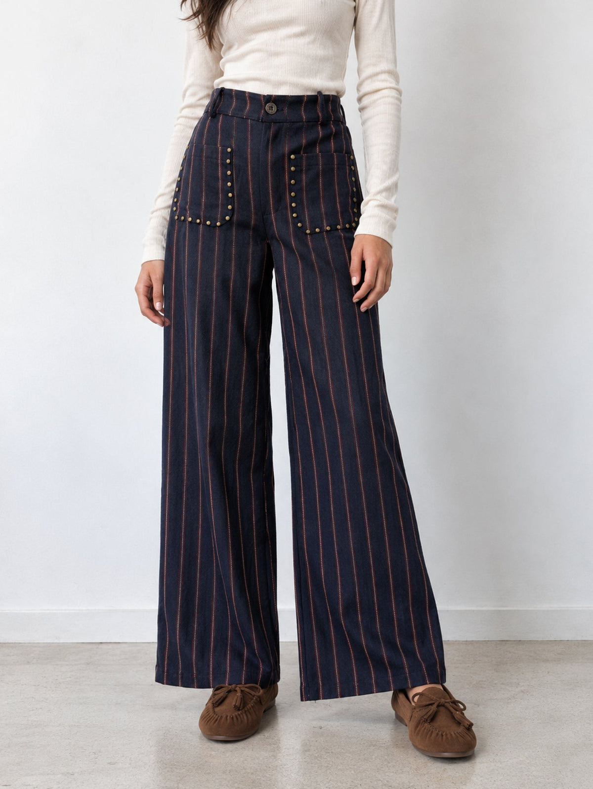 Pantalon large rayé bleu nuit vue de face mi‑corps