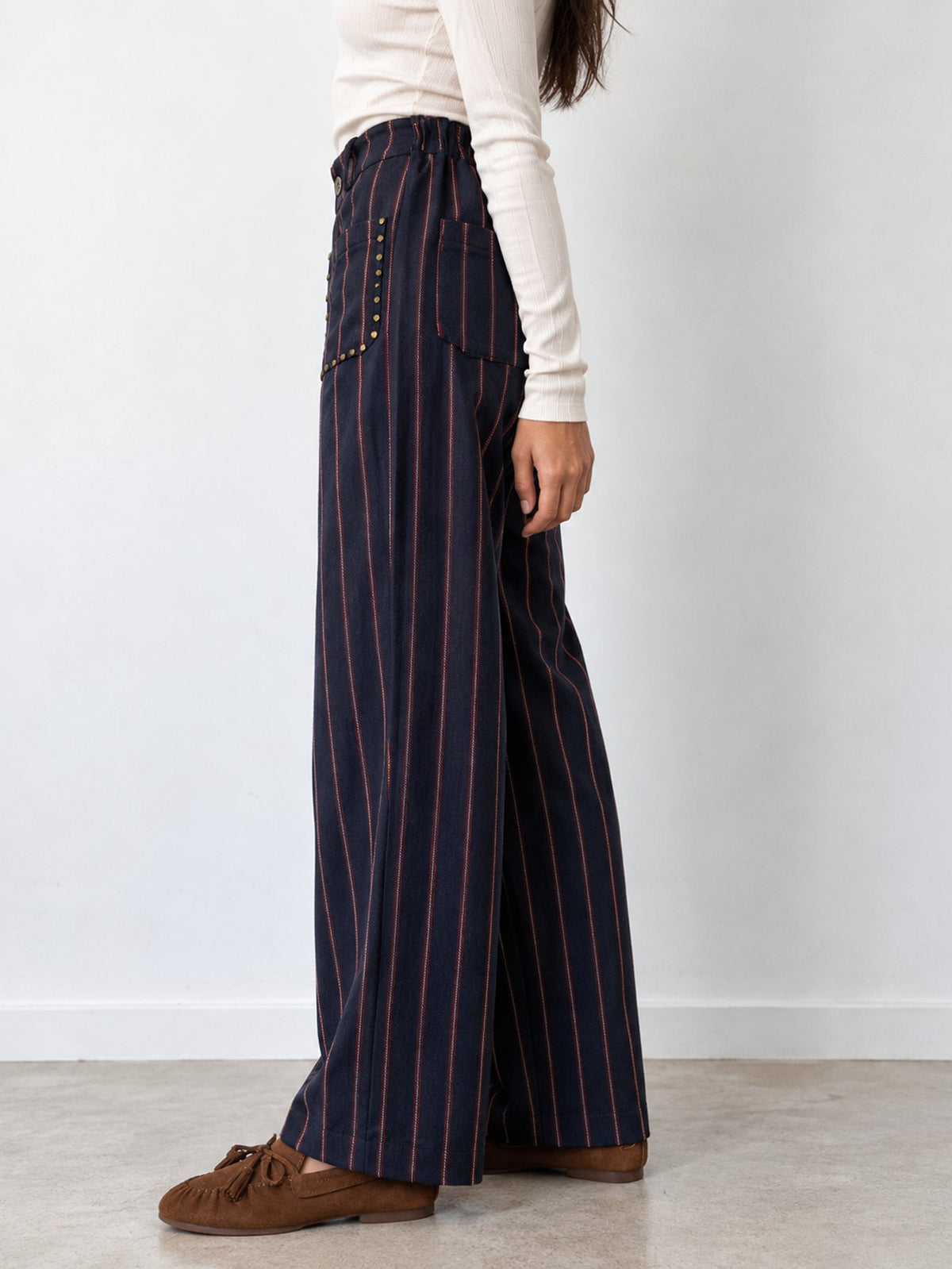 Pantalon large rayé bleu nuit vue de profil