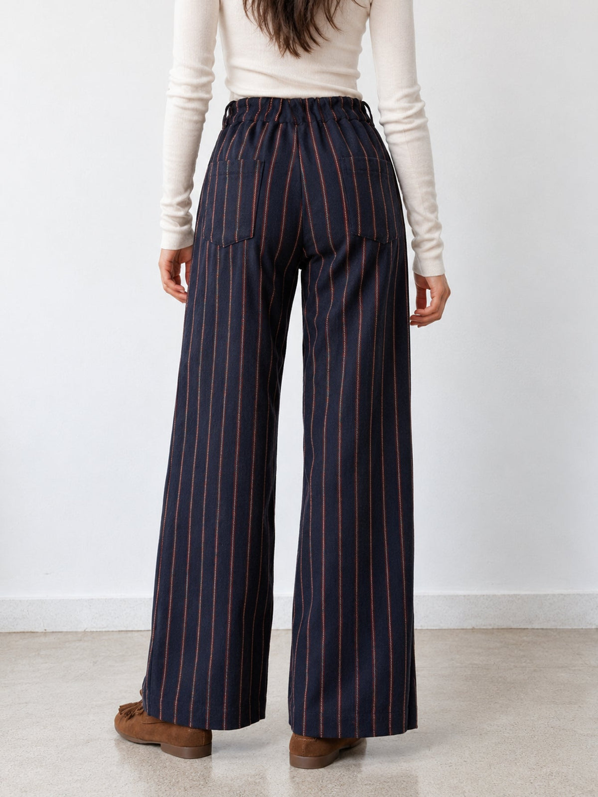Pantalon large rayé bleu nuit vue de dos