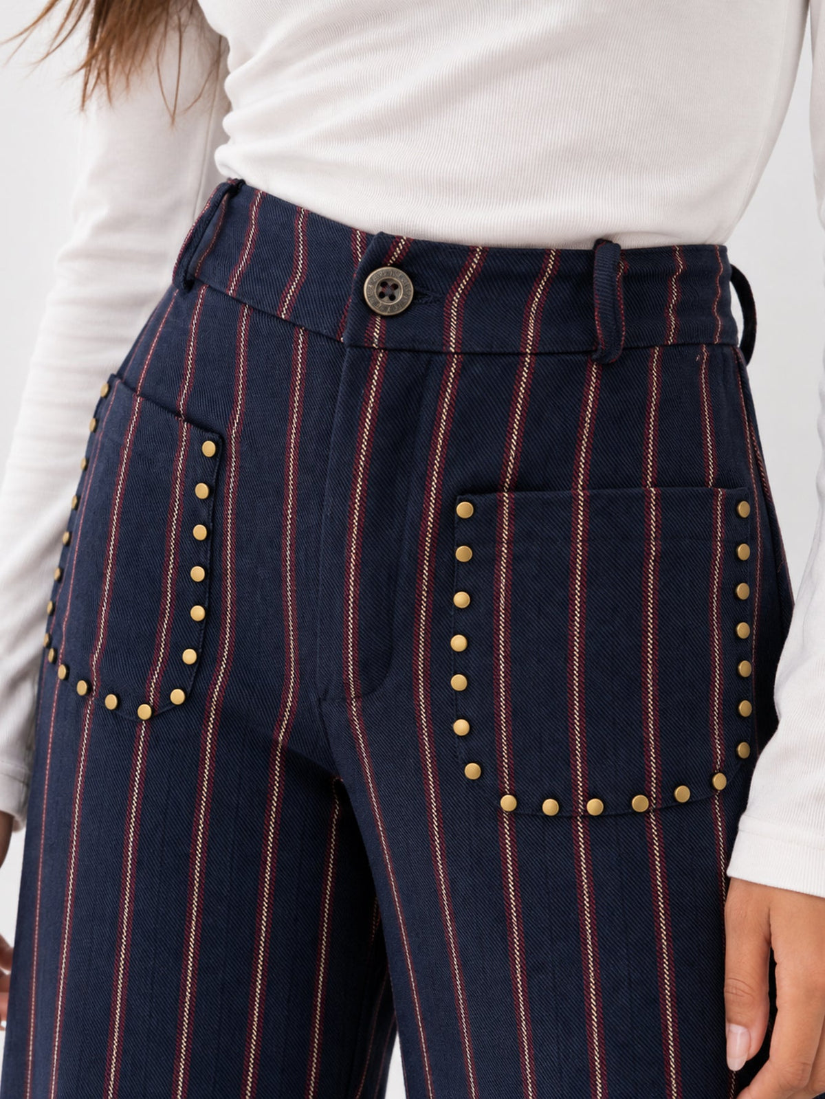 Détail taille bouton et passants rayé bleu nuit