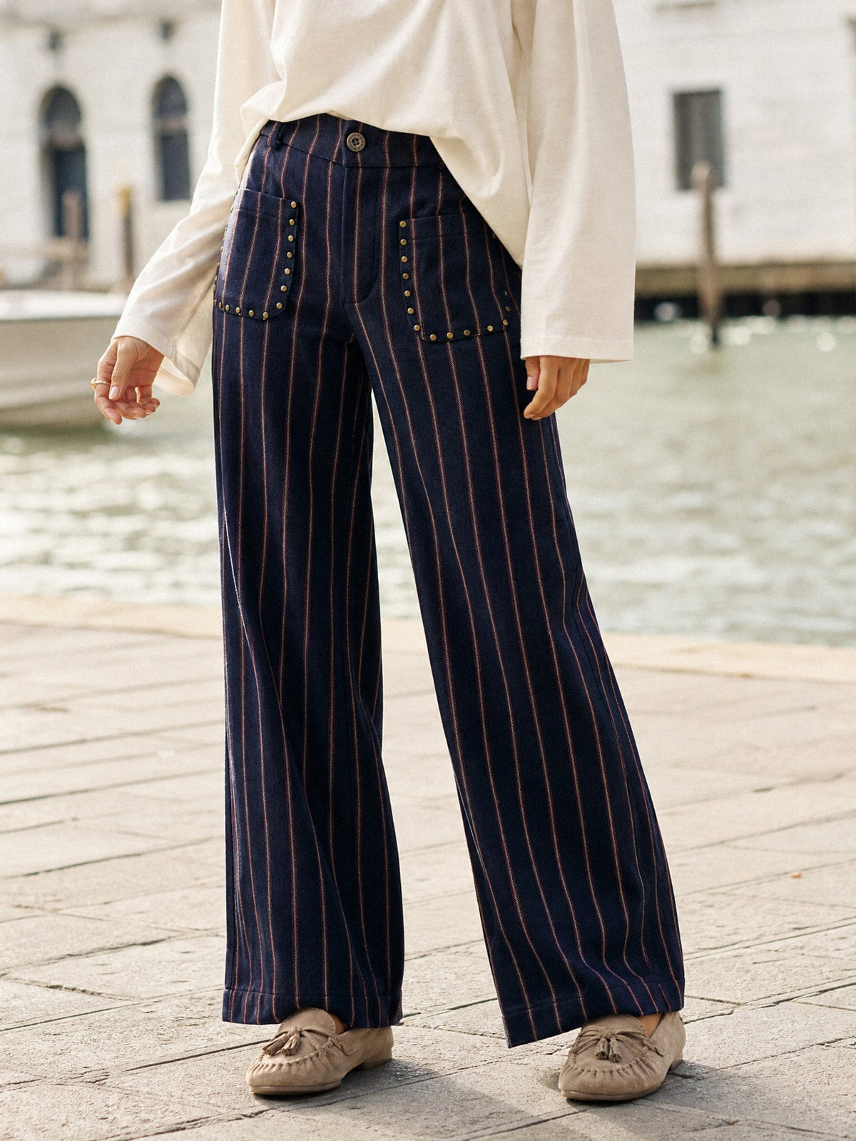 Pantalon large rayé bleu nuit en extérieur