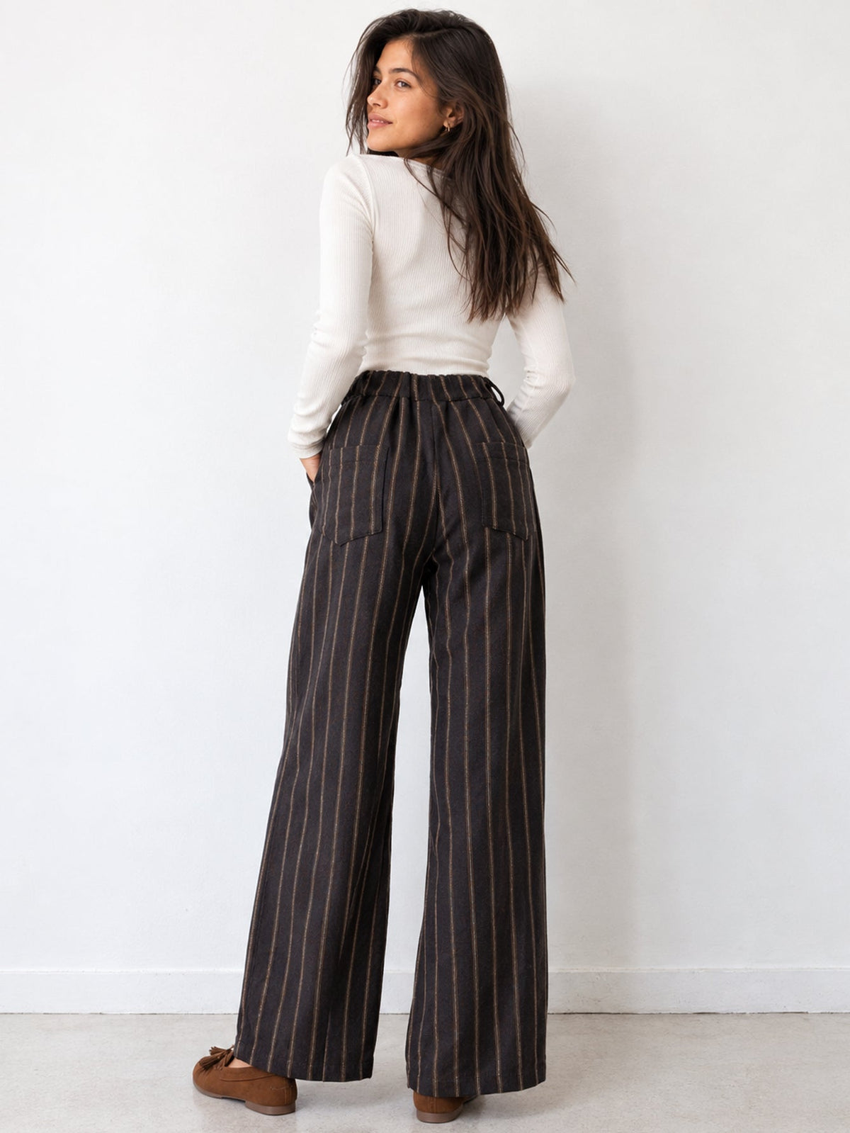 Pantalon large rayé marron vue de dos avec ceinture élastiquée