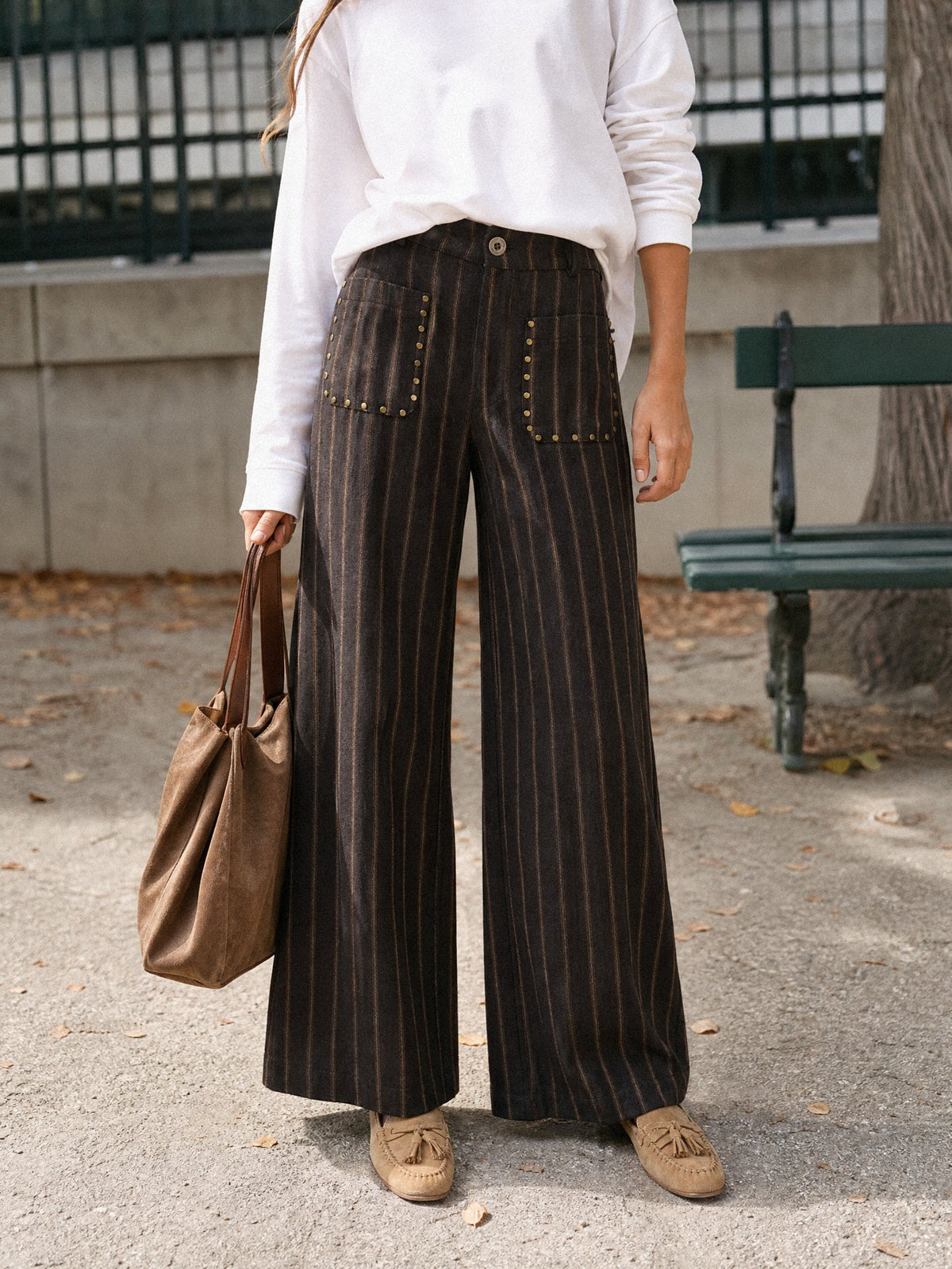 Pantalon large rayé marron en extérieur