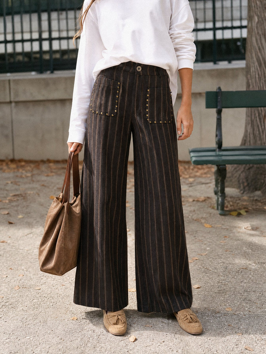Pantalon large rayé marron en extérieur