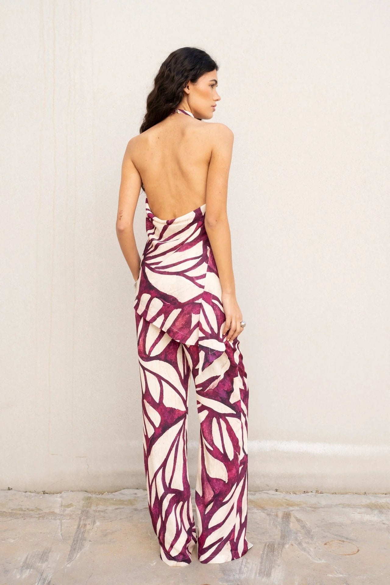 Vue arrière du pantalon motif femme ample fluide violet bordeaux, soulignant le style unique du vêtement.